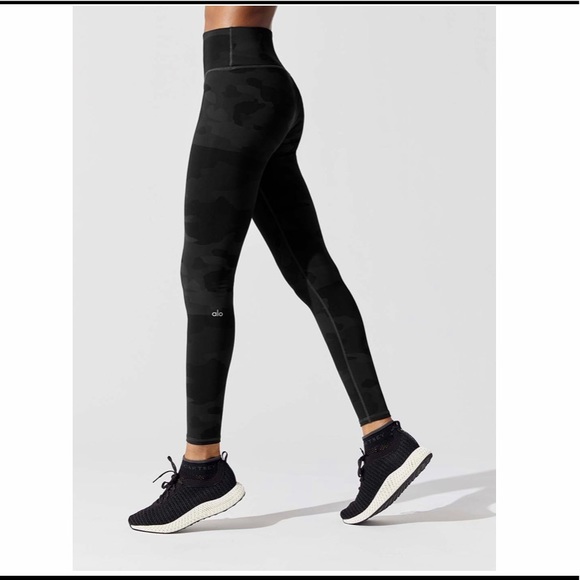 ALO Yoga Pants - Alo Yoga High Waist Vapor Leggings • Camo • Medium